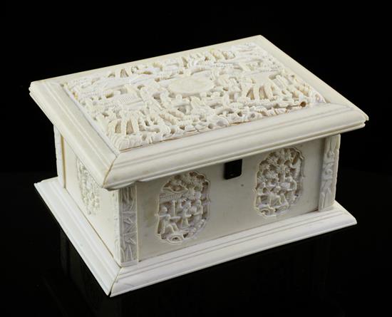 A Chinese export ivory casket, 19th century, 15cm, slight repairs